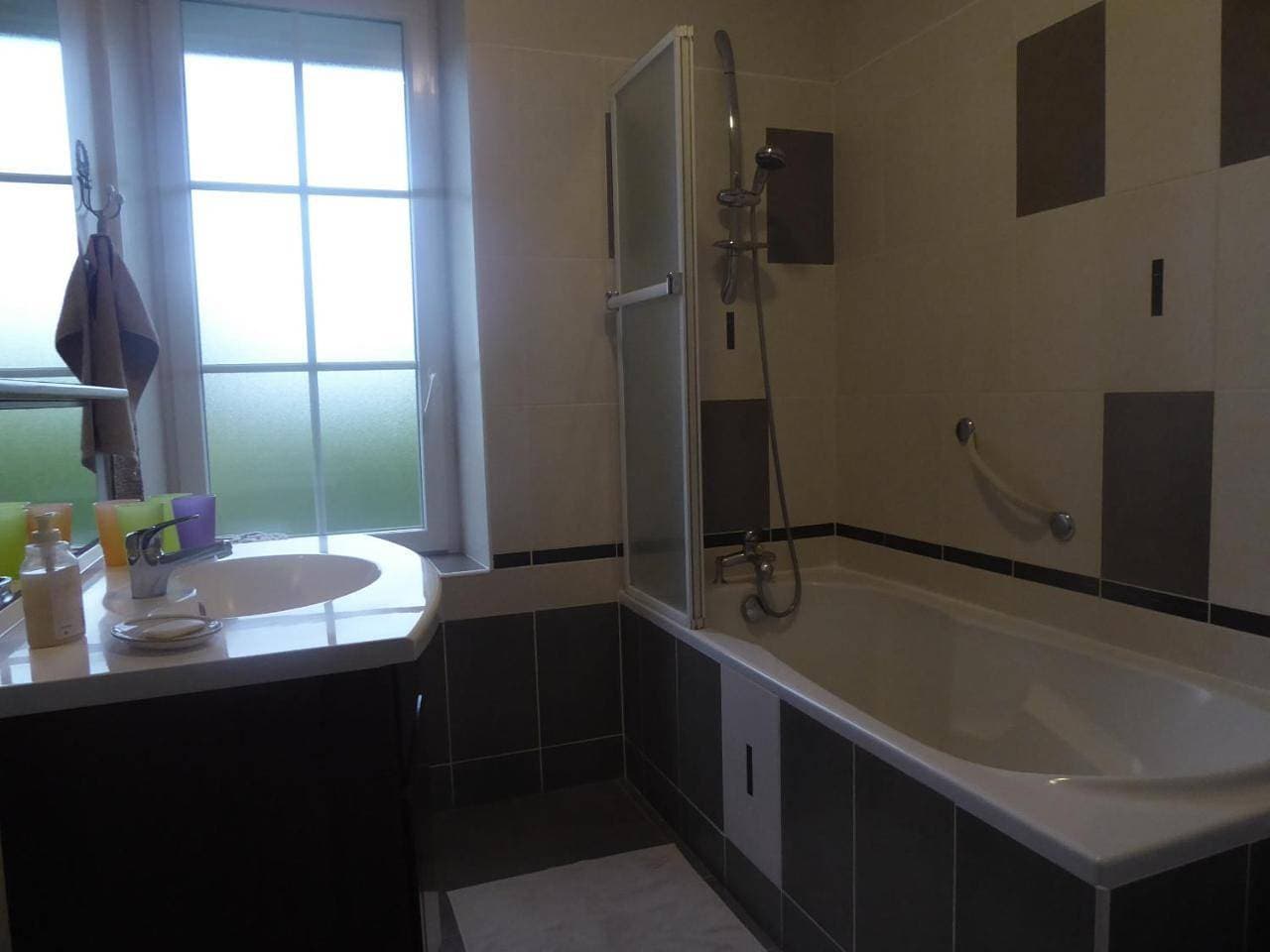 Foto 6 von 9: Family Room with Bathroom