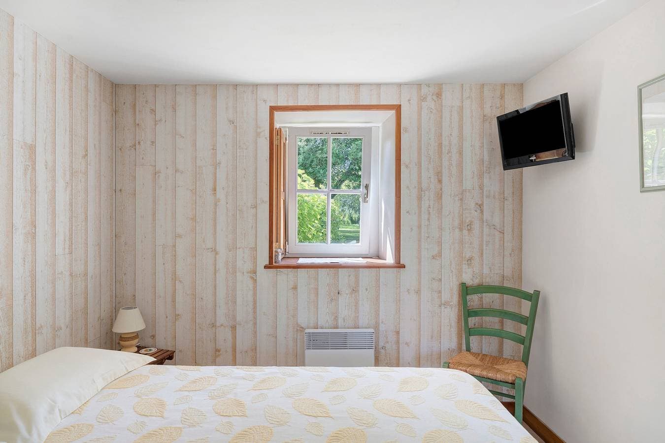Foto 7 von 23: Gästezimmer „Les Hortensias“ mit gemeinsamer Terrasse, Garten und WLAN