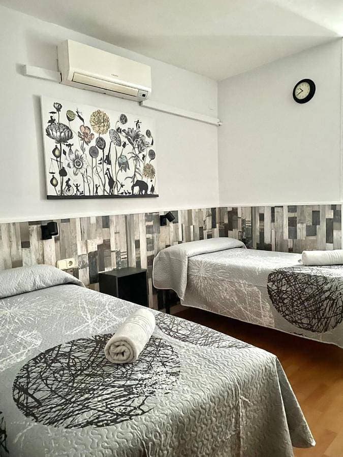 Foto 3 von 9: Double or Twin Room with Shared Bathroom