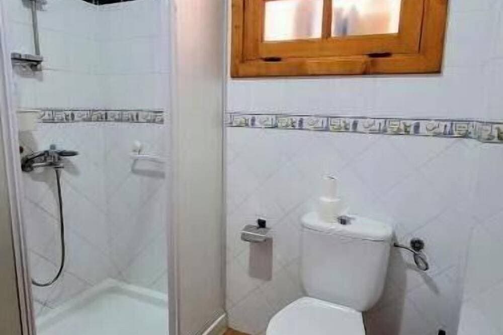 Foto 5 von 12: Large and bright room in Vecindario, with extra-large bed