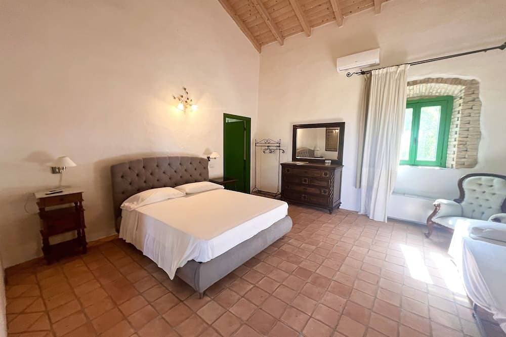Foto 8 von 30: Detached villa sleeps 8/11 person  located inside the Monte Arcosu Park.