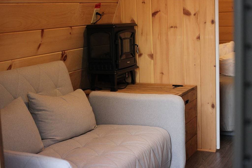 Foto 4 von 6: Hummingbird Hike-In Sleeping Pod at Sally's Brook Wilderness Cabins