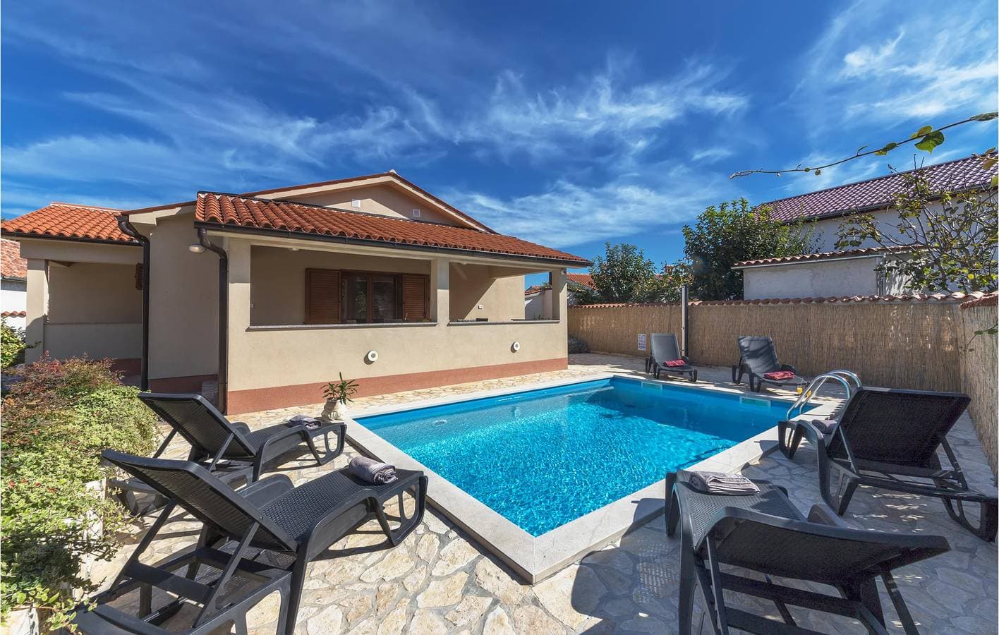 Foto 10 von 42: Geräumige Ferienwohnung mit Pool, Terrasse und WLAN – 1 km vom FKK-Strand entfernt