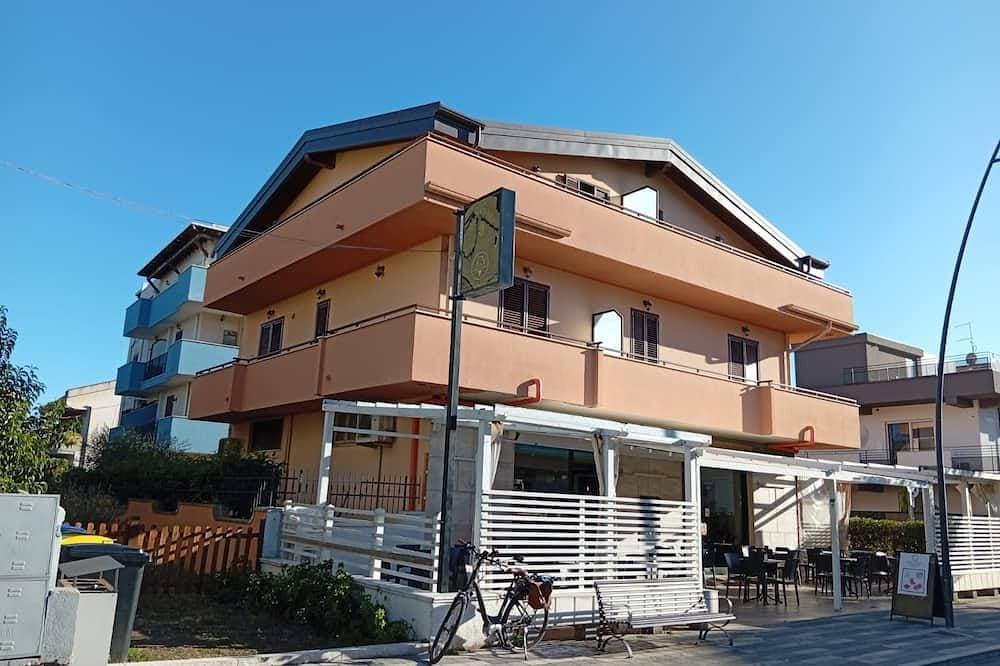 Foto 12 von 26: Casa Marina Grande. Siamo a 80m dal mare. Con 1 camera, 1 bagno e posto auto.