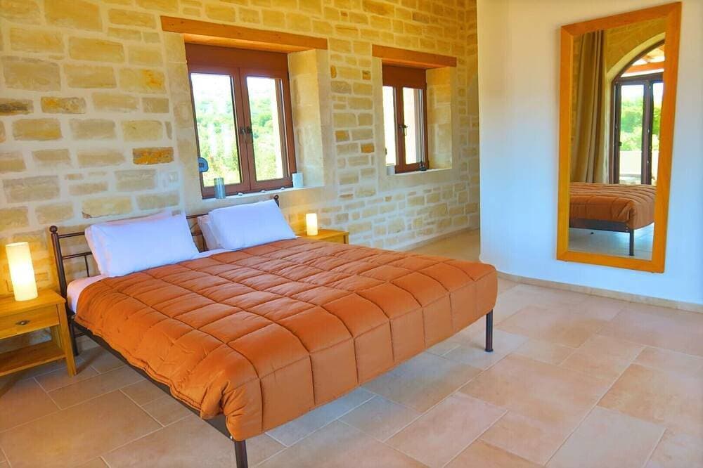 Foto 3 von 30: Villa Minea, großzügige 4 Sz- Villa mit großem beheizbarem Pool, zu Fuß ins Dorf