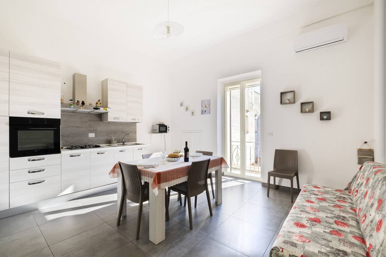 Foto 3 von 25: Ferienwohnung 'Casa Vacanze Lu Rizzaru' mit privater Terrasse, Balkon & Klimaanlage
