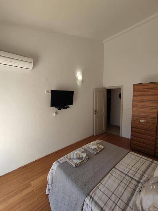 Lovely apartment with pool-A8 1