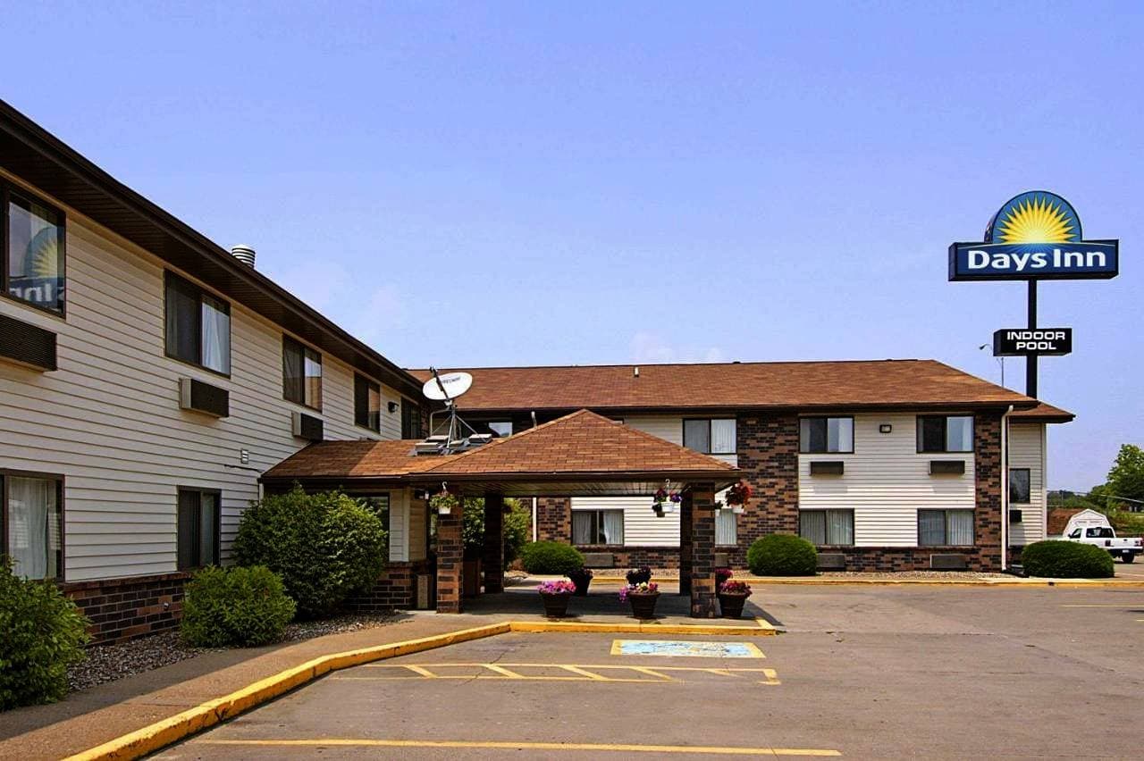 Days Inn & Suites by Wyndham Davenport East 1