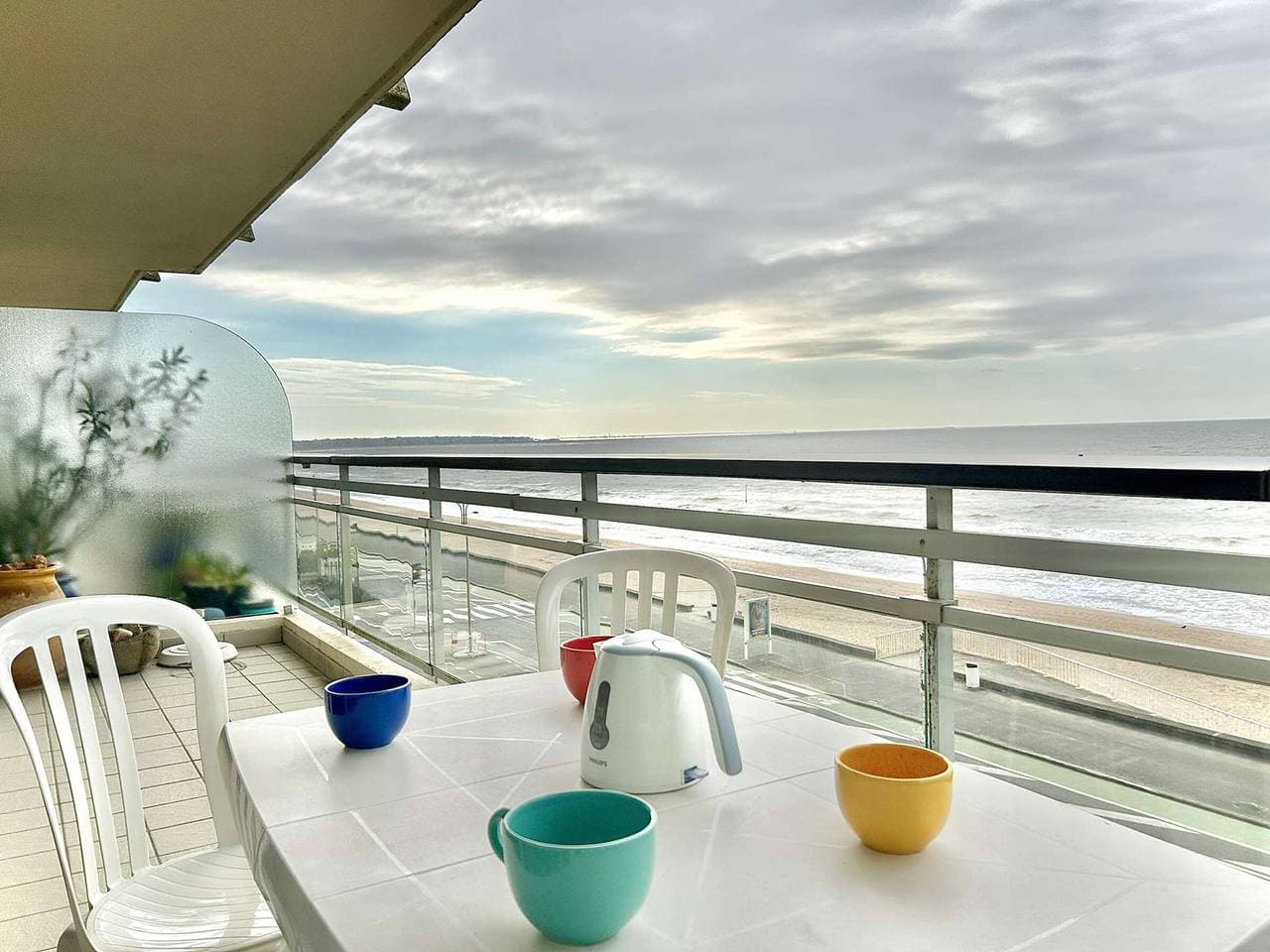 Geräumige Ferienwohnung direkt am Meer – Terrasse & Meerblick, 2 Zimmer, 4 Personen 1