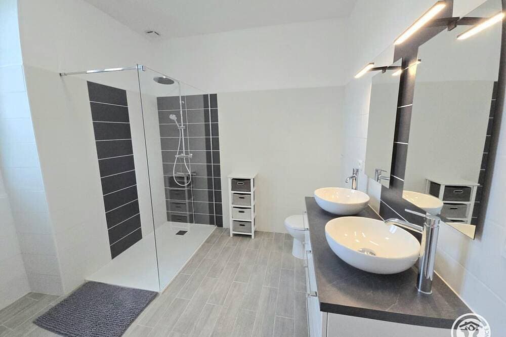 Foto 11 von 27: Großes Haus mit privatem Pool, Parkplatz und Haustiere erlaubt