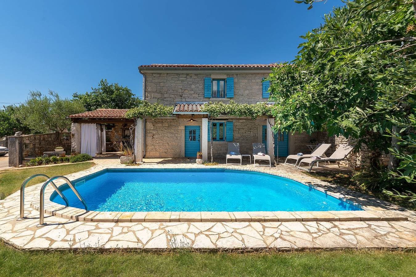 Foto 3 von 36: Mediterranes Steinhaus mit Privatpool, Sauna, Meerblick, Kamin, Sommerkueche