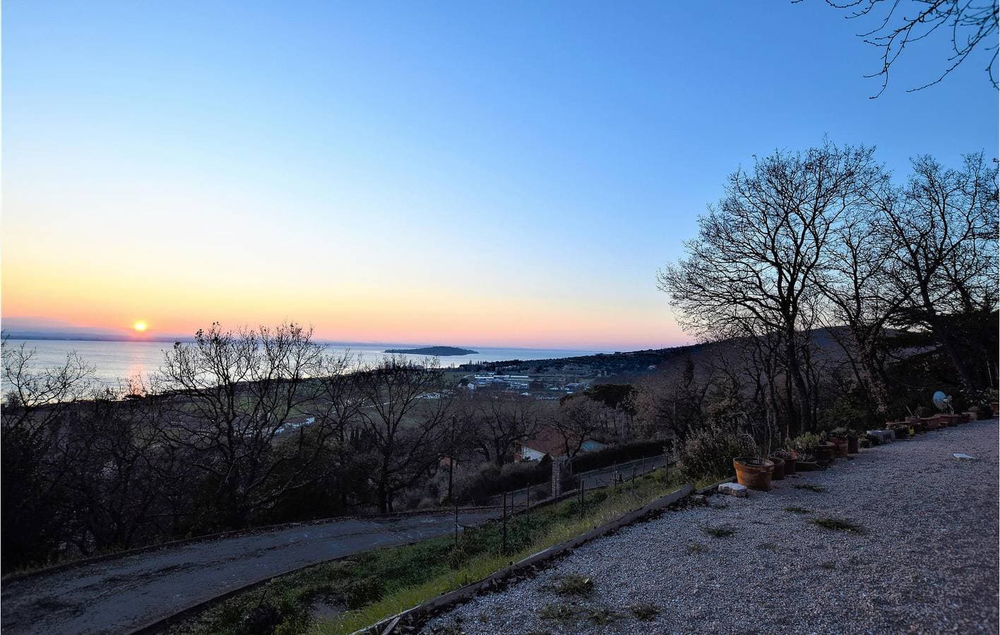 Foto 10 von 28: Rückzugsort mit Seeblick, Parkplatz und Feuerstelle
