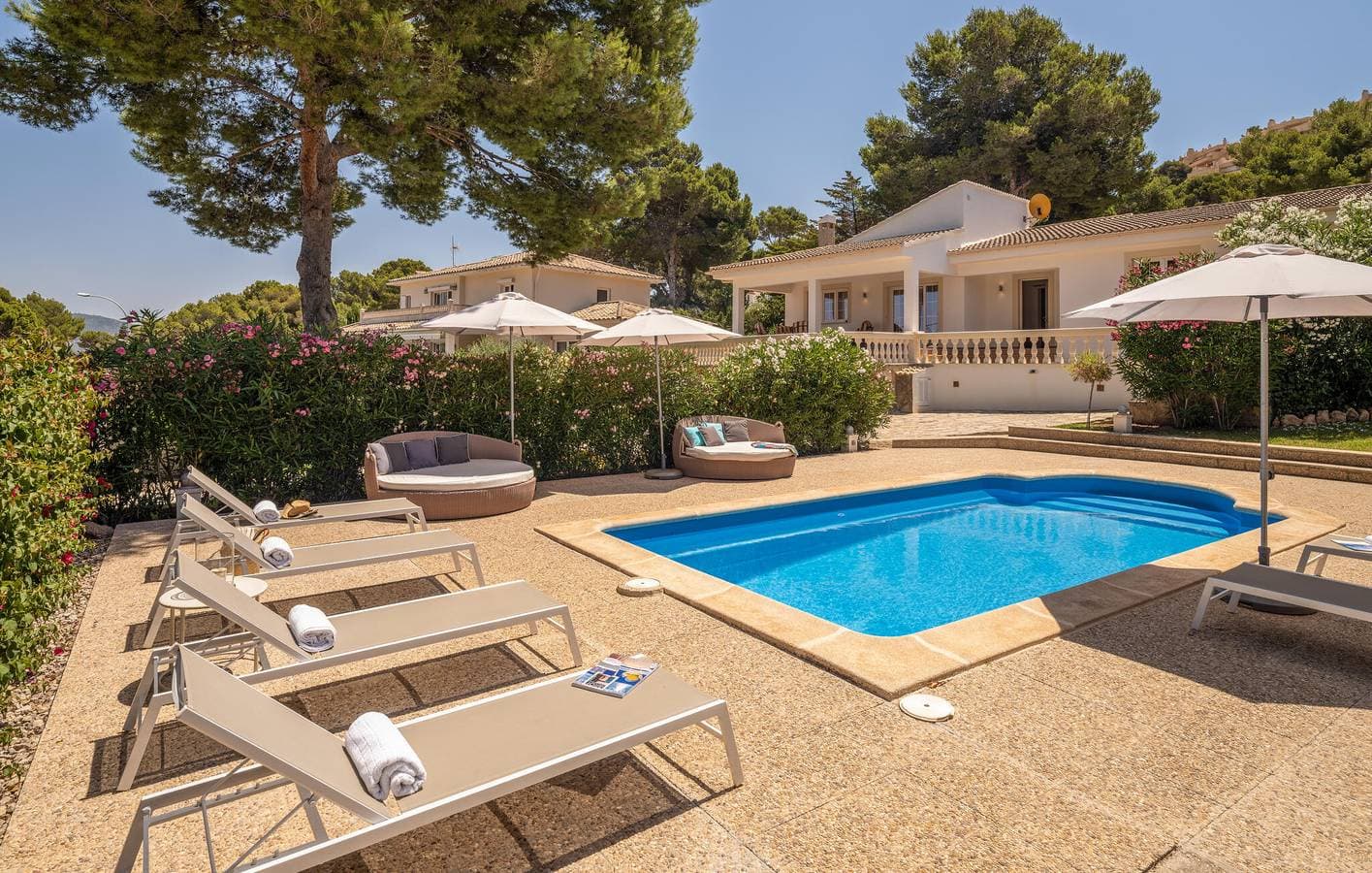 Foto 12 von 27: Sonniger Rückzugsort mit Pool- und Strandblick