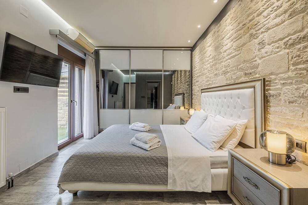 Foto 10 von 30: Stone Build Modern and Traditional Villa near Heraklion