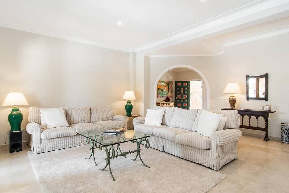 Foto 4 von 30: Lovely home in Cala Pi with private swimming pool, can be inside or outside