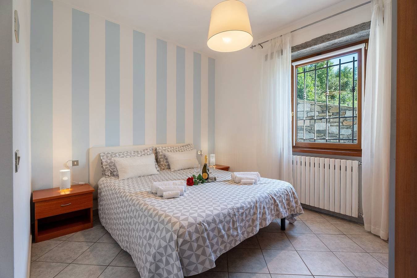 Foto 4 von 26: Ferienwohnung 'Res Jasmine- Appartamento Yellow' mit Bergblick, Gemeinschaftsgarten und Wi-Fi