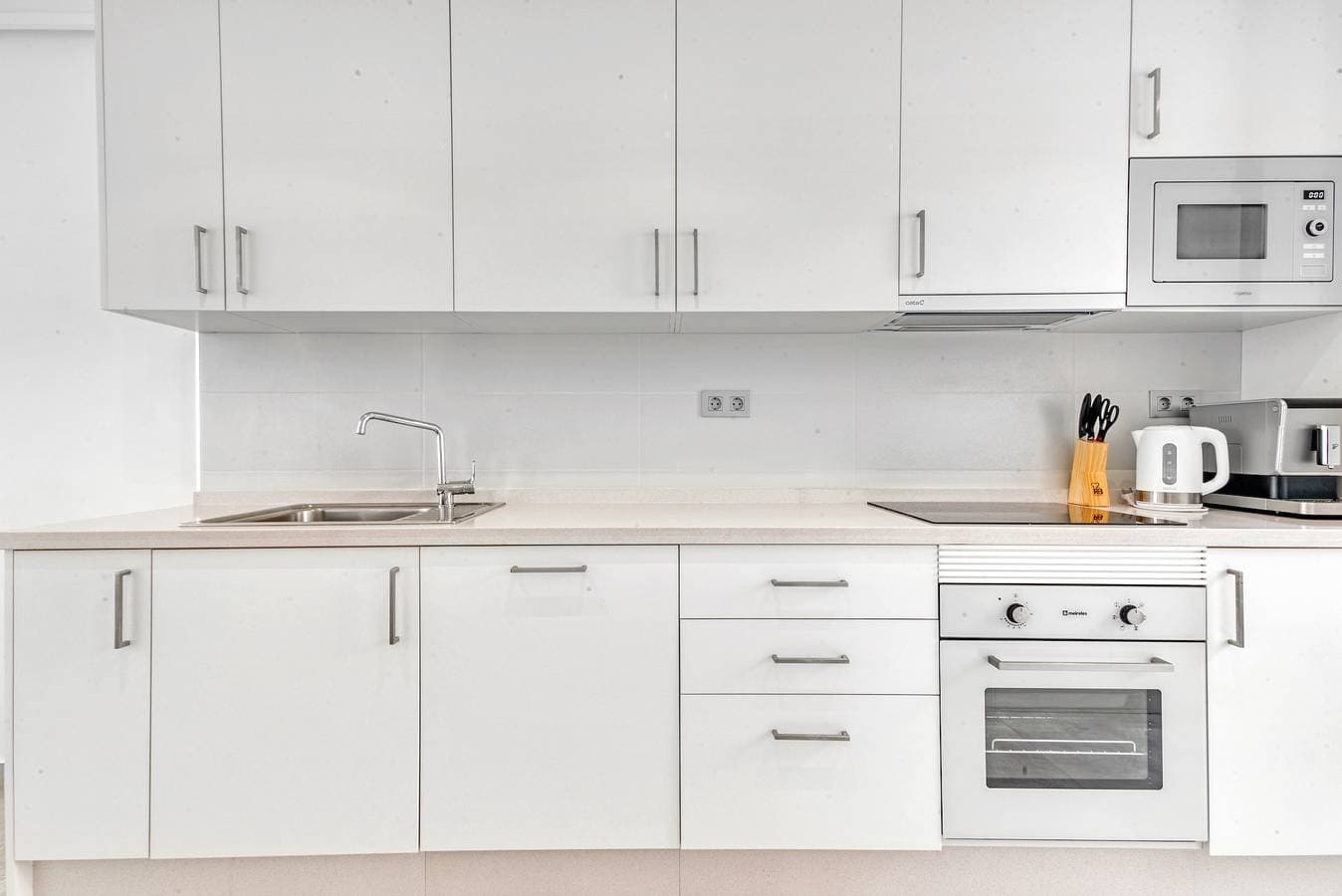 Foto 9 von 25: Ferienwohnung 'Porto Marina Dorf' mit Gemeinschaftspool, WLAN und Klimaanlage