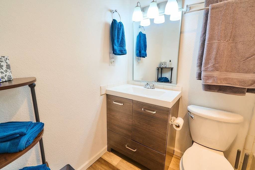 Foto 3 von 12: Cozy Condo w/King Bed Near SeaTac Airport