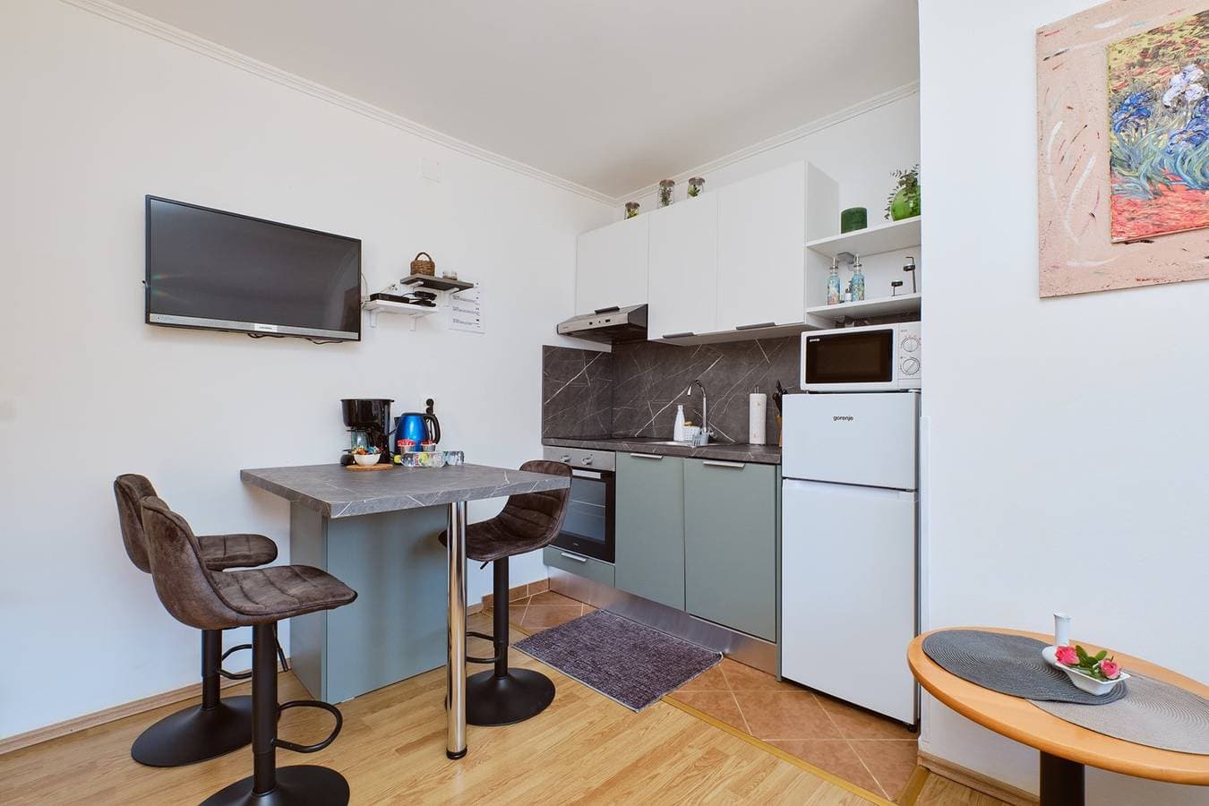 Foto 3 von 22: Das Apartment Jasmina 1 befindet sich in ruhiger Lage in Mali Lošinj. Es ist ideal für zwei Personen und besteht aus einem Schlafzimmer, einem Badezimmer, einem Wohnzimmer, einem Esszimmer und einer Küche. Es verfügt außerdem über eine Terrasse und einen Parkplatz vor dem Gebäude.