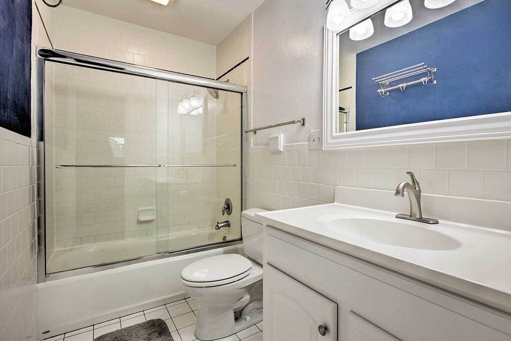 Foto 2 von 27: Neu! Resort Condo mit Zugang zum Pool auf Smith Mtn Lk!