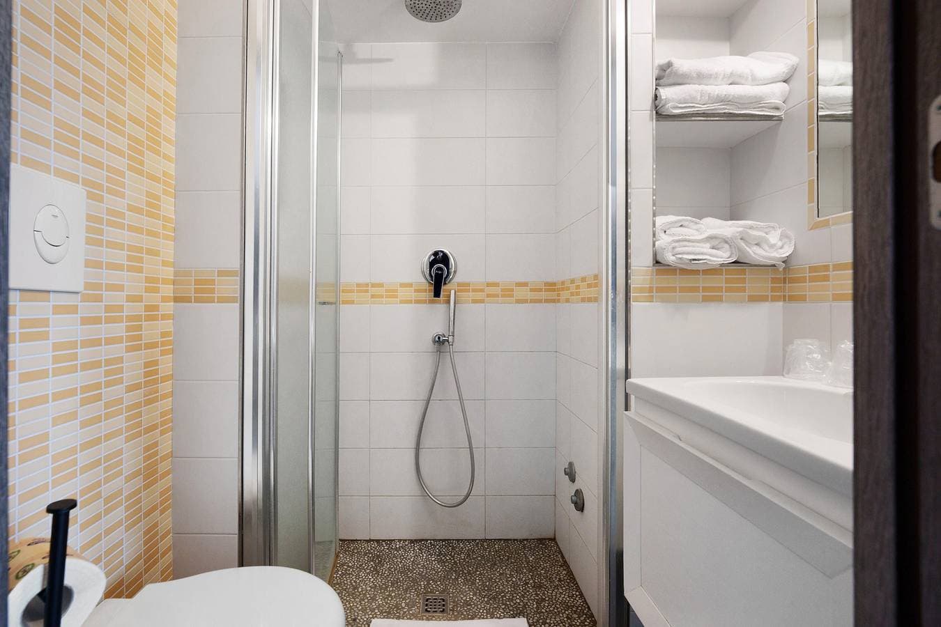 Foto 10 von 13: Zimmer 'Camera Libeccio Vista Mare' mit Meerblick, WLAN und Klimaanlage