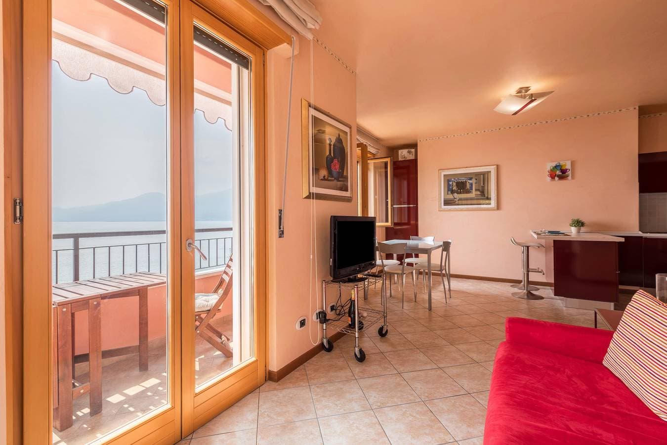 Foto 11 von 31: Ferienwohnung „Luminoso appartamento vista lago“ mit Garten & Seeblick