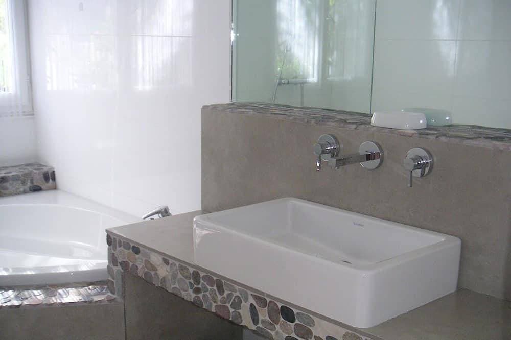 Foto 6 von 13: 4-star waterfront villa with exceptional sea views