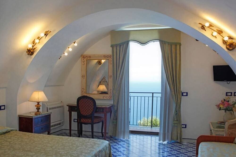 Foto 3 von 30: Romantische Amalfi Villa Amalfi Mit herrlichem Meerblick, Garten, Parkplatz auf Anfrage