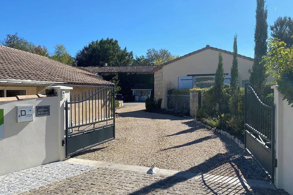 Foto 8 von 16: Charming Cottage for 2–4 Guests, in a Park with Swimming Pool