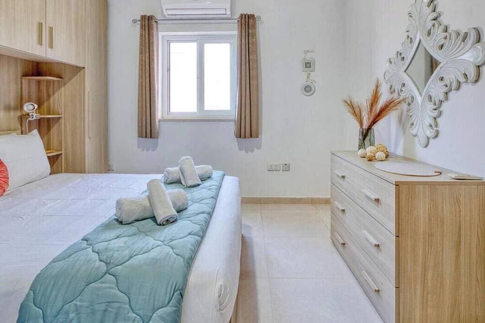 Foto 4 von 26: Stylish 2Br Stay with Balcony Sunsets & Sea Views!