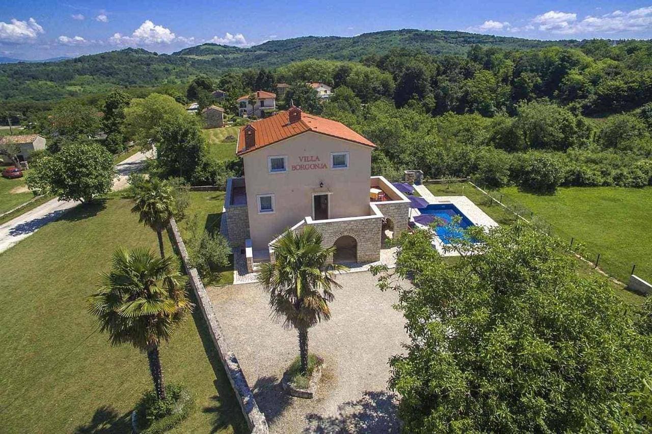 Foto 2 von 41: Villa with Private Pool