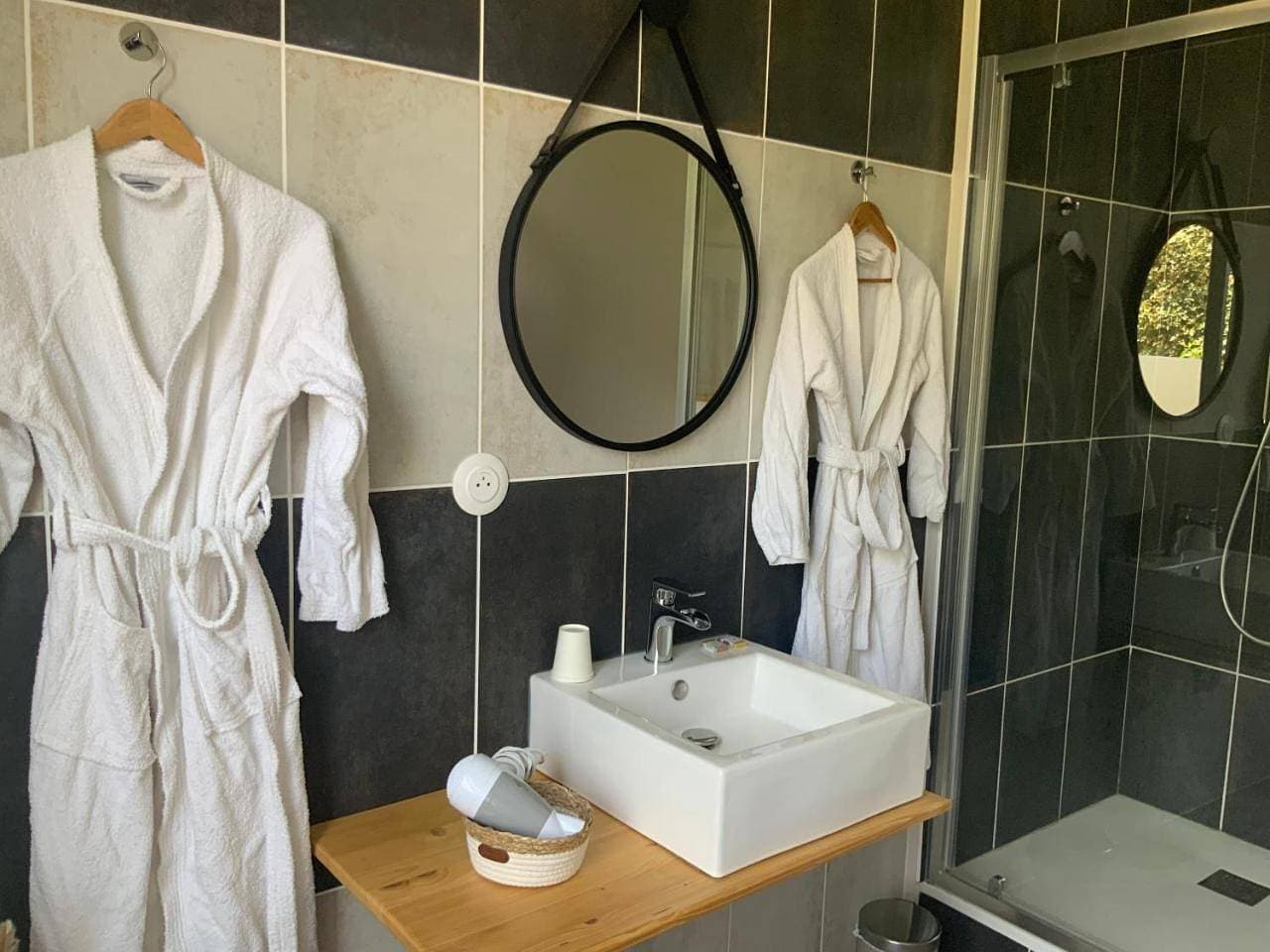 Foto 7 von 7: Double Room with Private Bathroom
