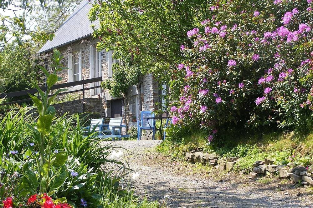 Ein Bauernhaus Gite von Apfelplantagen und attraktiven Garten umgeben 1