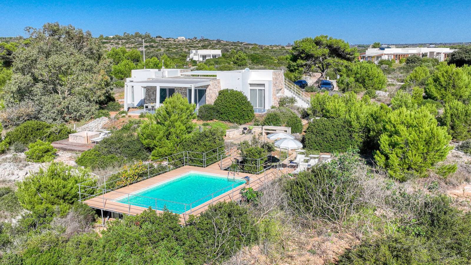 Foto 2 von 55: Strandnähe & 180°-Meerblick: moderne Pool-Villa