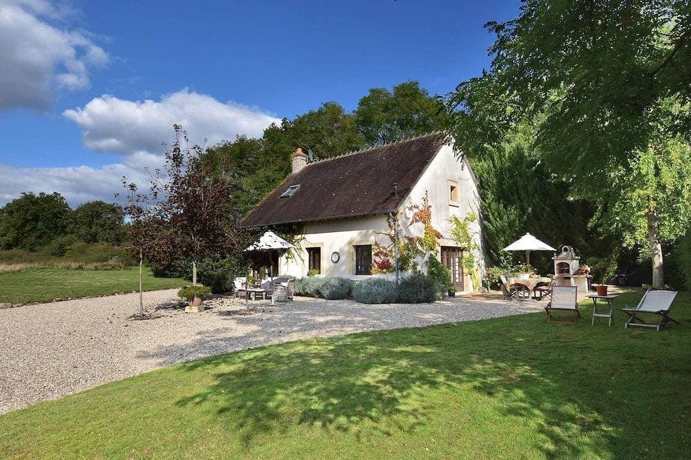 Ferienhaus in Le Châtelet mit Pool 1