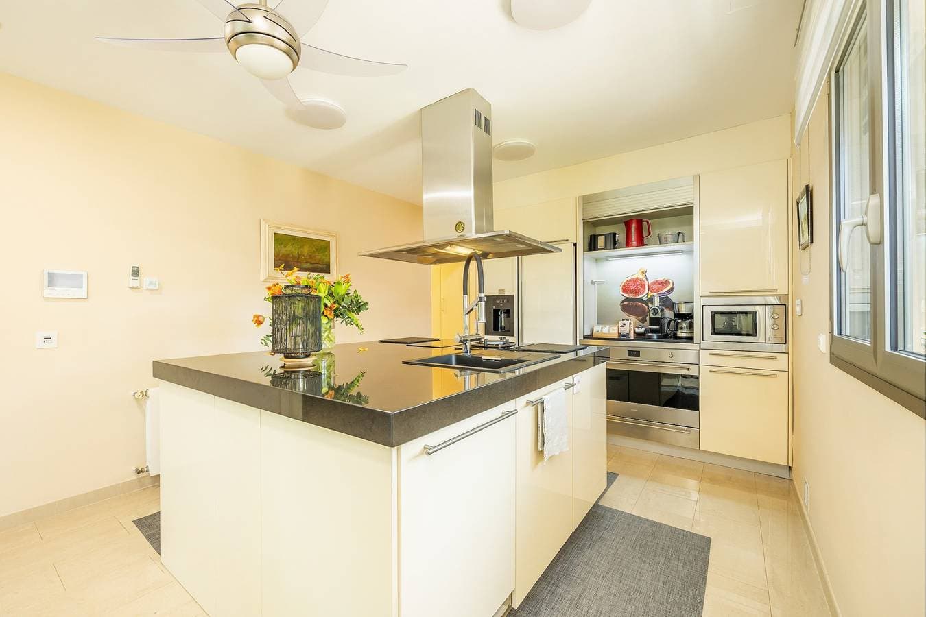 Foto 10 von 31: Villa Bellviure Luxus in Palma: Wohngebiet, privater Pool, Terrasse & WLAN