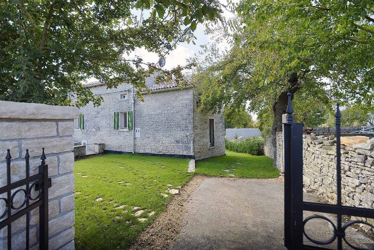 Foto 7 von 39: Villa mit Garten und Pool