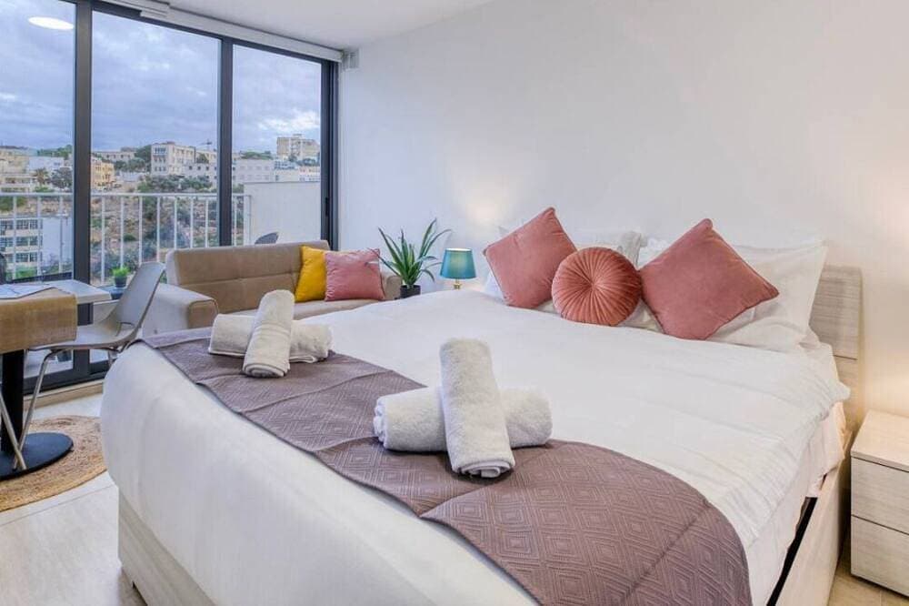A lovely, studio penthouse with private balcony 1