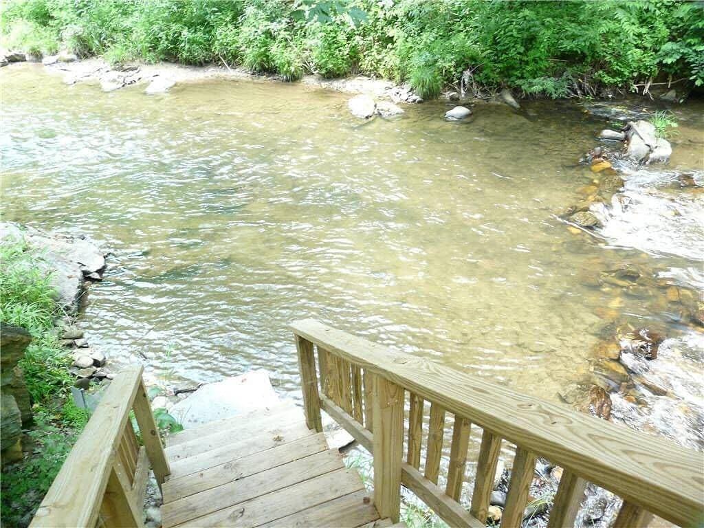 Foto 4 von 10: Die Hütte liegt direkt am Bach mit eigenem Zugang zum Wasser!