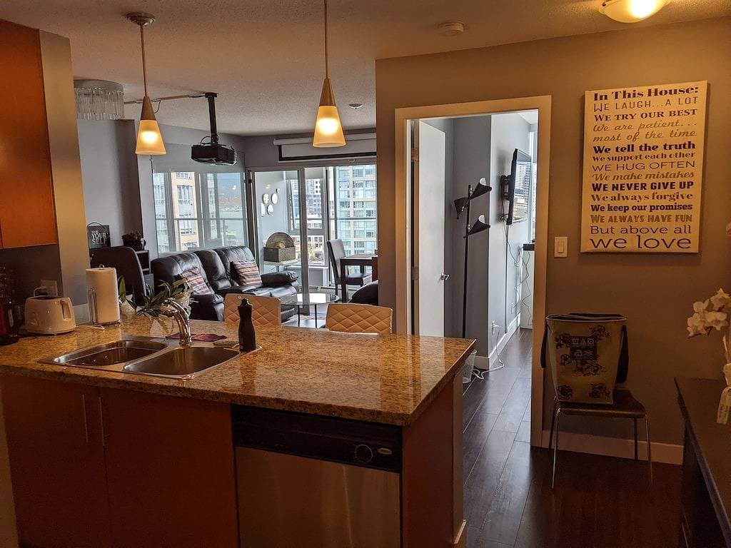 Foto 7 von 13: Meer-, Berg- und Stadtblick, komplett möbliert, Innenstadt von Vancouver