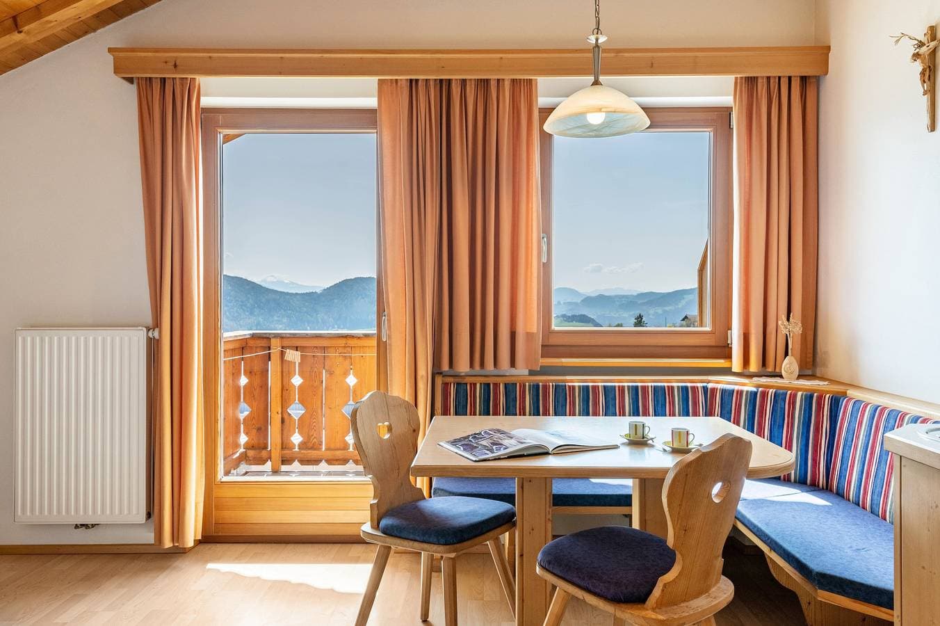 Foto 5 von 32: Ferienwohnung 'Haus Alpenblick Apt Brunelle' mit Bergblick, Gemeinschaftsgarten und WLAN
