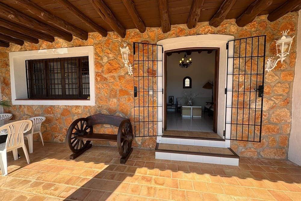 Foto 11 von 24: Tranquil Villa Escape - family sized hillside Villa with private swimming pool