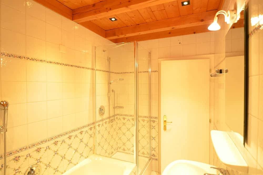 Foto 8 von 27: Gemütliche und geräumige Dachwohnung mit Balkon - Free WIFI