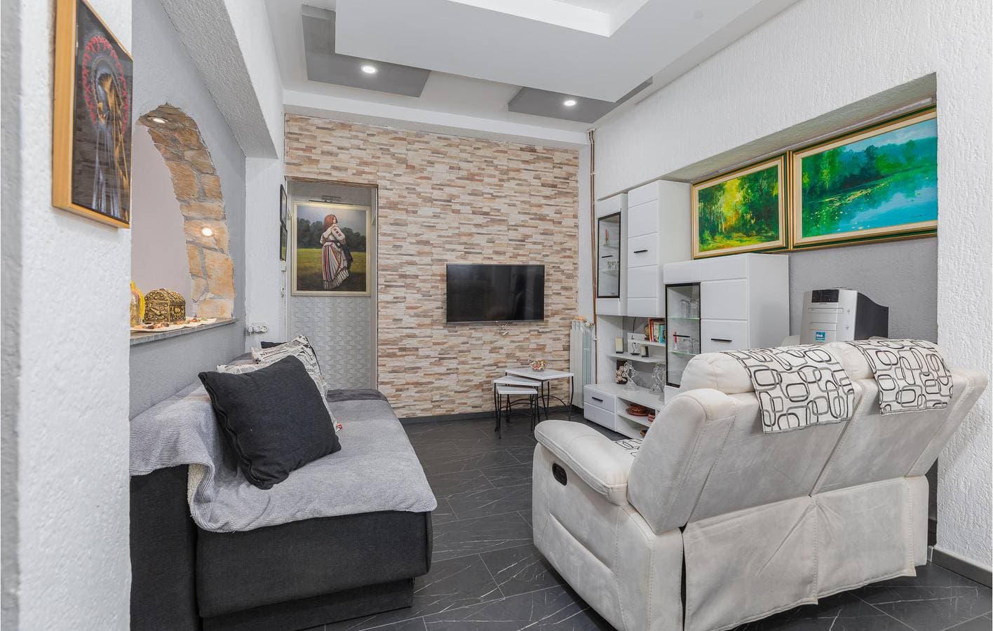 Foto 3 von 39: Charmante 70 m² große Wohnung mit Pool, WLAN und Parkplatz, nur wenige Schritte vom Zentrum von Jursici entfernt