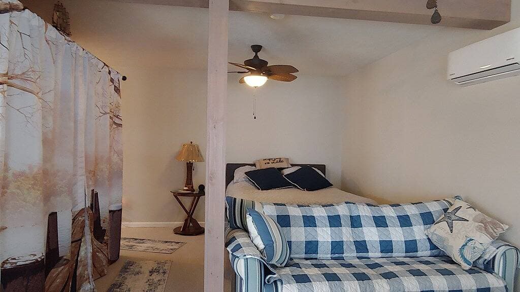 Cozy All Season Tiny house Bungalow right on the Lake  wine and brewery trail. 1