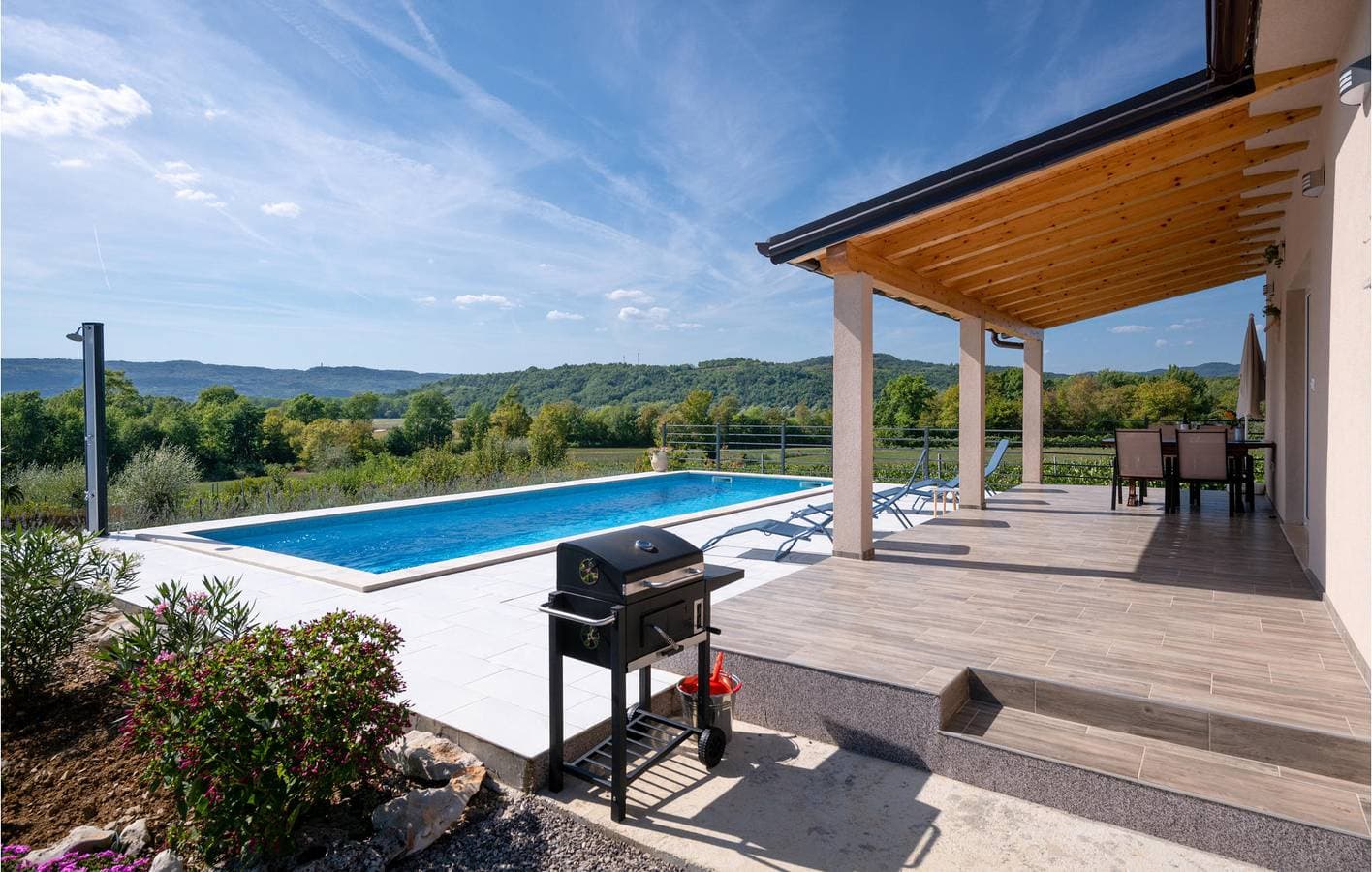 Foto 3 von 31: Charmante Ferienwohnung mit Pool und Terrasse, 2,5 km vom Fluss Raša entfernt