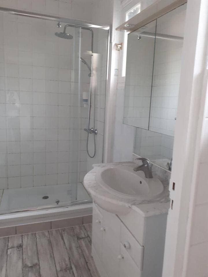 Foto 7 von 8: Twin Room with Shared Bathroom