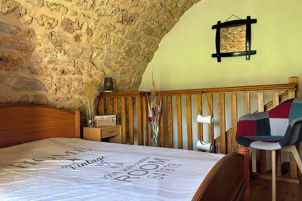 Foto 2 von 5: La Jassette furnished room