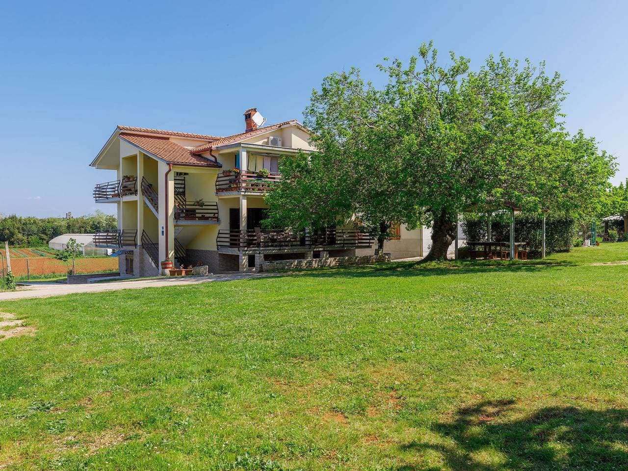Mehrfamilienhaus Vesela 1