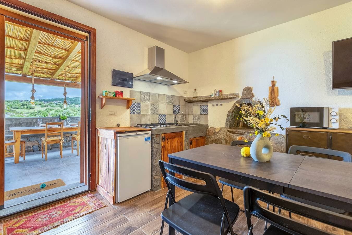 Foto 8 von 21: Einzimmerapartment 'Sa Domo Isola Rossa' mit Meerblick, privater Terrasse und Klimaanlage